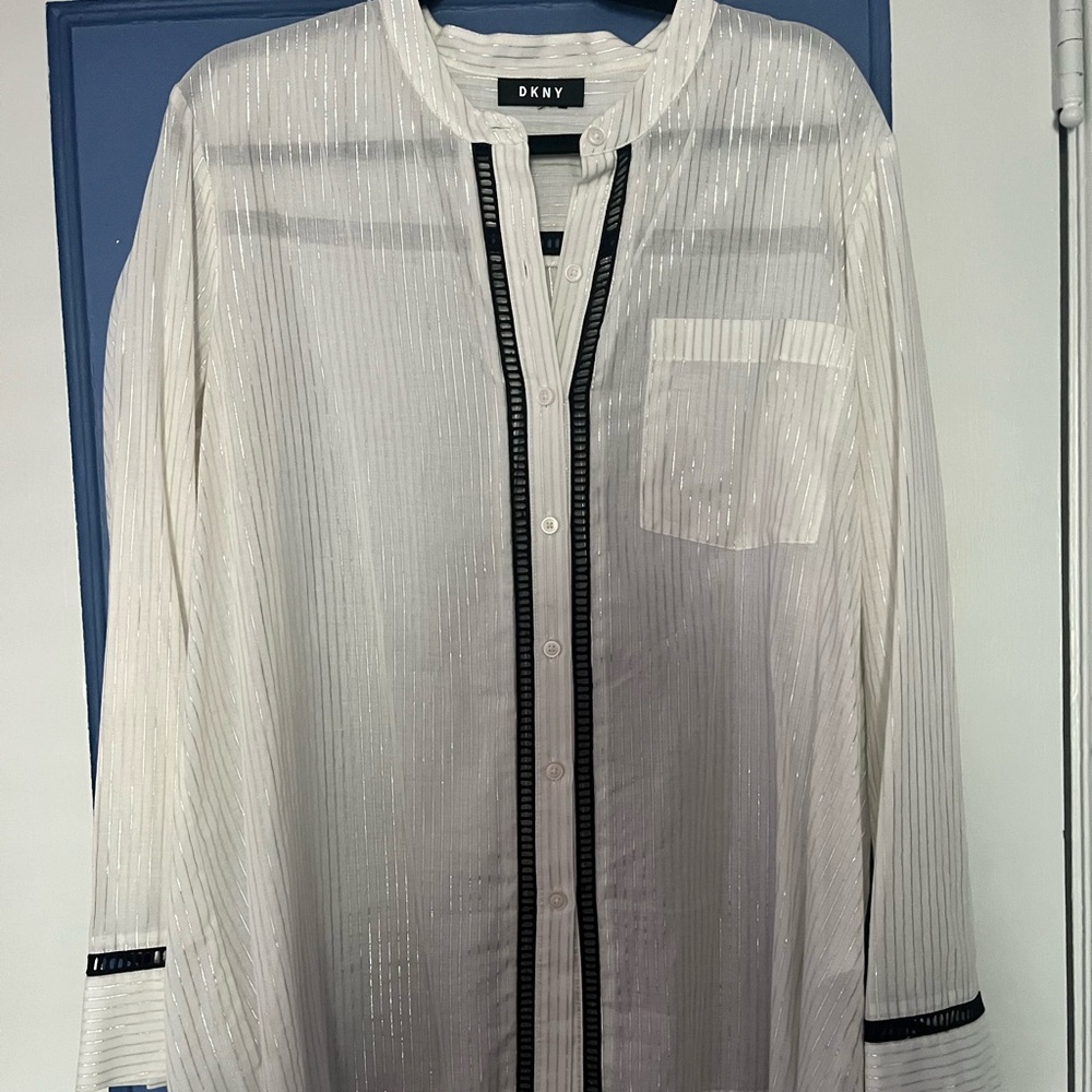 DKNY Women’s Button-Up Blouse White with Silver Threads. Size XL, GUC